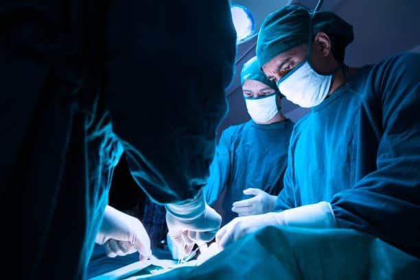 Chirurgen führen eine medizinische Prozedur in einer Gesundheitseinrichtung in Albanien durch.
