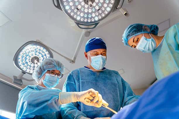 Ιατρική ομάδα που πραγματοποιεί χειρουργική επέμβαση στην Αλβανία για ιατρικό τουρισμό.
