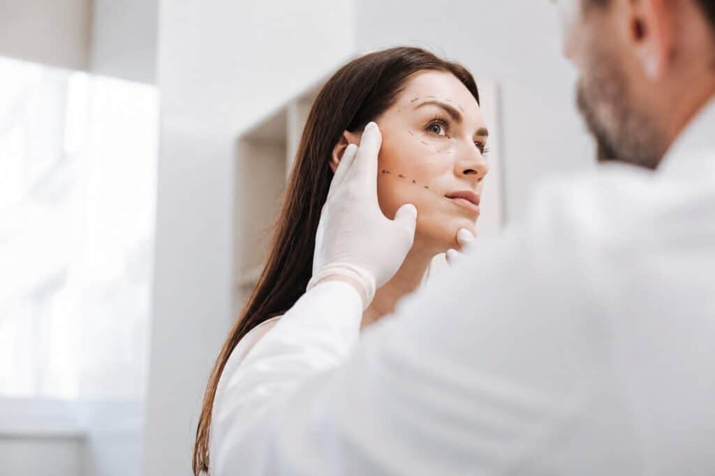 Consultation dermatologique en Albanie pour les patients du tourisme médical.