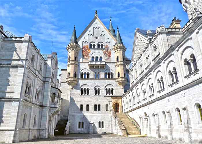 The Best Fairytale Castles in Germany Road Trip (7-10 Days) 10 Fairytale castles of Germany road trip itinerary - The ultimate 7-day southern Germany road trip with MAP & INFO for the south of Germany self-drive tour.