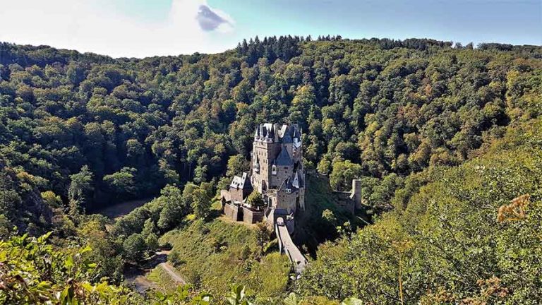 The Best Fairytale Castles in Germany Road Trip (7-10 Days) 38 Fairytale castles of Germany road trip itinerary - The ultimate 7-day southern Germany road trip with MAP & INFO for the south of Germany self-drive tour.
