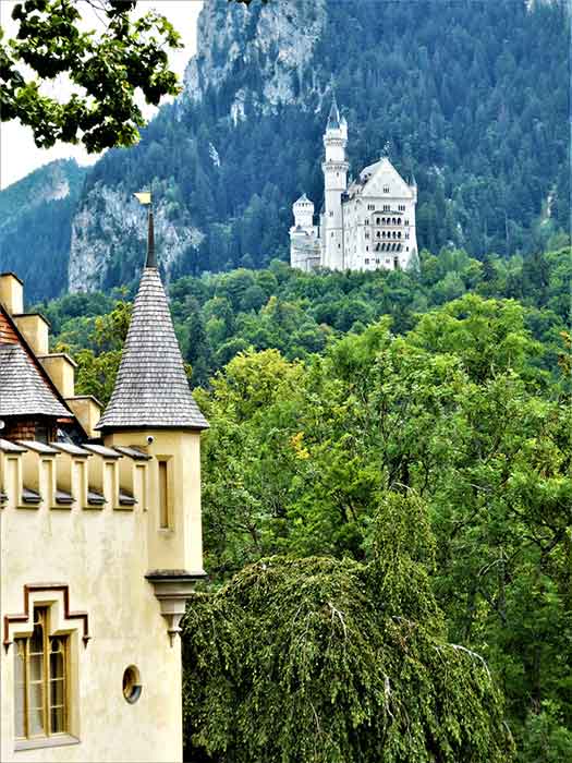 The Best Fairytale Castles in Germany Road Trip (7-10 Days) 9 Fairytale castles of Germany road trip itinerary - The ultimate 7-day southern Germany road trip with MAP & INFO for the south of Germany self-drive tour.