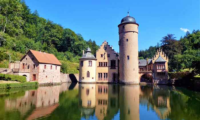 The Best Fairytale Castles in Germany Road Trip (7-10 Days) 3 Fairytale castles of Germany road trip itinerary - The ultimate 7-day southern Germany road trip with MAP & INFO for the south of Germany self-drive tour.