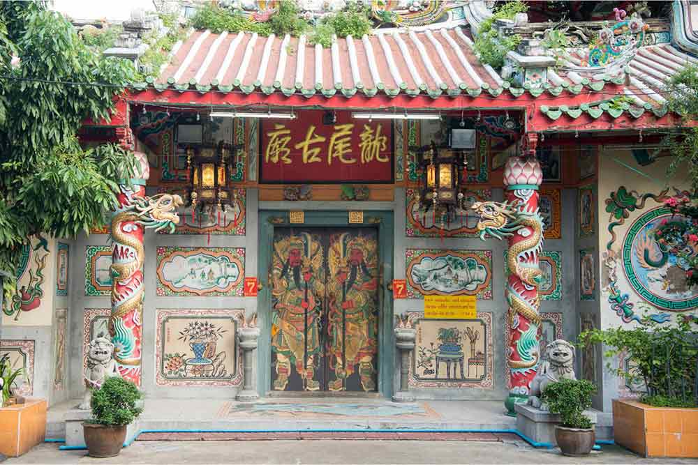 Is Bangkok Worth Visiting? 16 Great Reasons to Visit Bangkok 16 Vibrant colors and paintings in Bangkok China Town