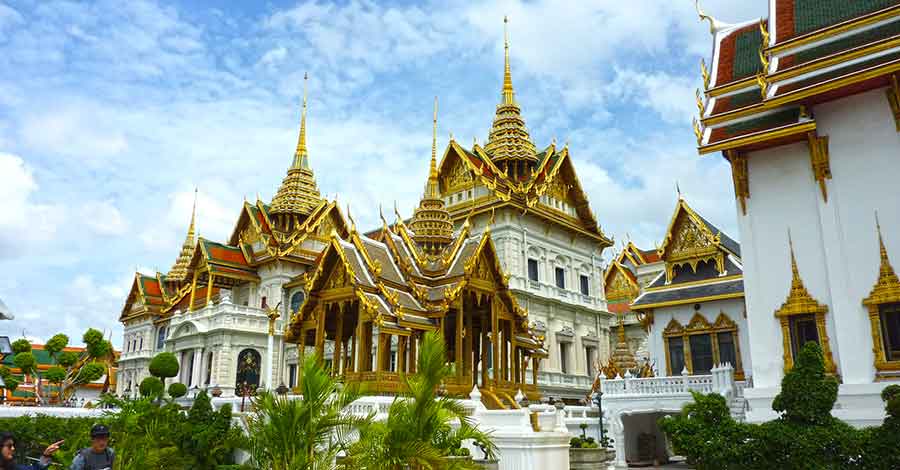 Visiting Thailand, then you need to check out this amazing Bangkok Bucket List. Don't miss the stunning Grand Palace with it's golden roofs and mancured gardens. 