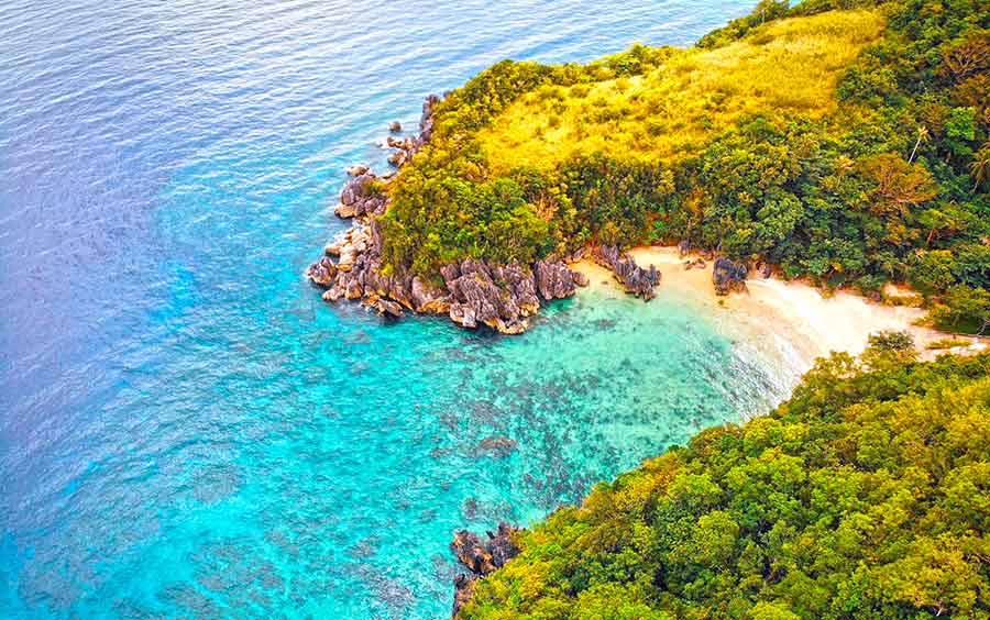 33 Best Hidden Coves and Secluded Beaches Around the World 17 Wondering where the best hidden coves and secluded beaches are. 21 travel professionals and influencers spill the beans and tell you where to find them. This article tells you where the best hidden beaches and secret coves are all over the world. Looking for a secluded cave or remote beaches? you'll find them all here #beaches #hiddencoves #secludedgetaways #secretbeach #beautifuldestinations