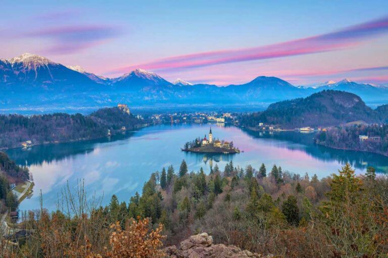 11 Of The Most Beautiful Lakes To Visit In The World