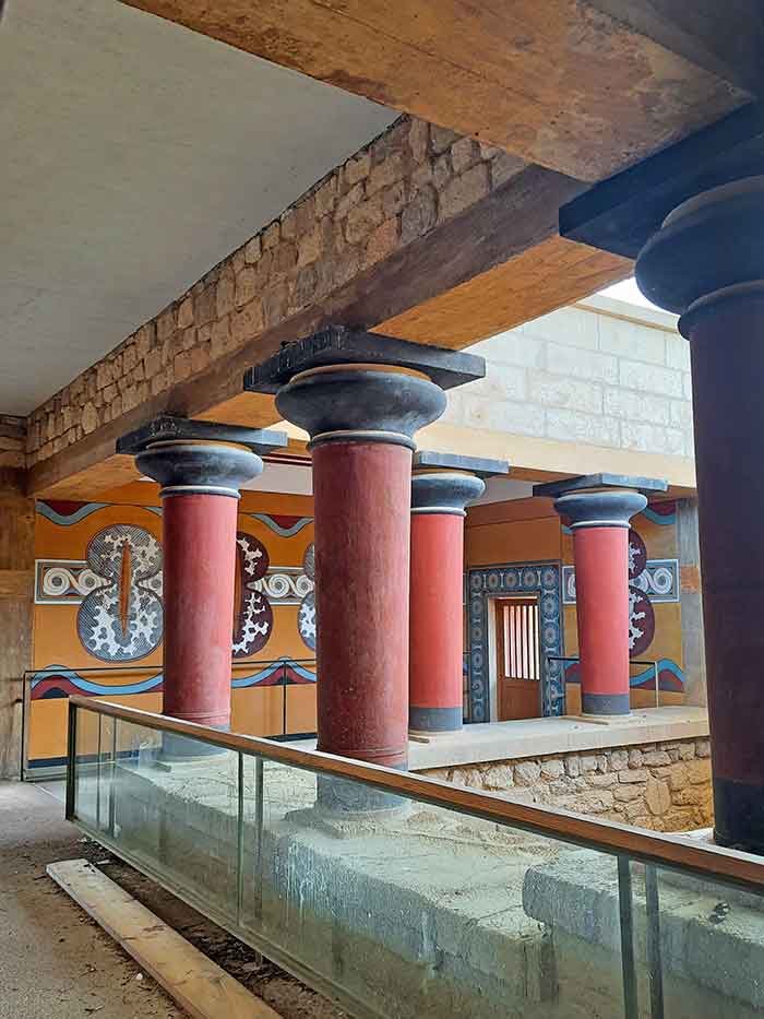 Big red columns with orange color walls at Knossos Ruins