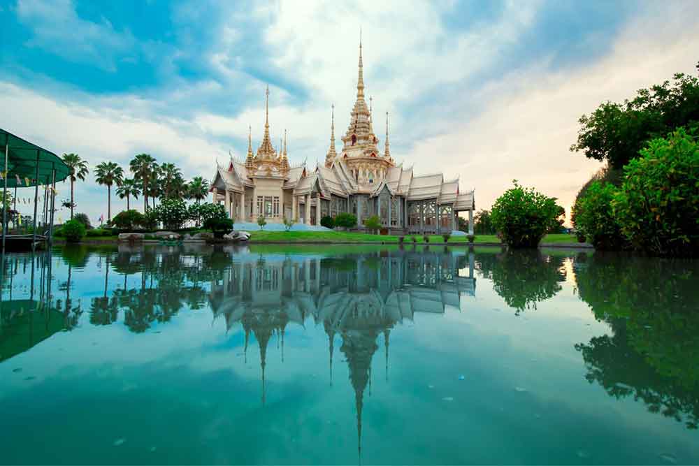 Does It Snow in Thailand? What to Expect in Thailand in Winter 5 Wat Rong Khun features a fully white temple surrounded by lush greenery and ponds at the fron