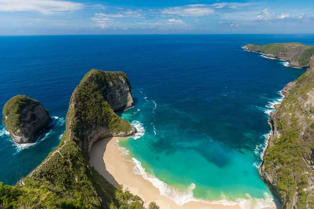 Kelingking beach and its blue water with a view like T-rex shape from the top