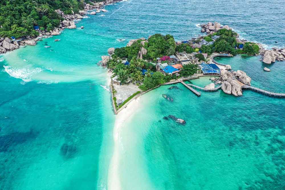 A stunning island in the middle of Koh tao surrounded by blue sea water
