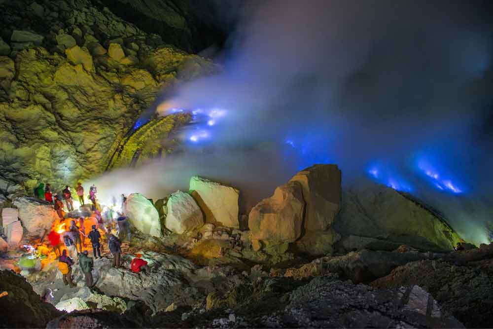 Trek to Mount Ijen at night 