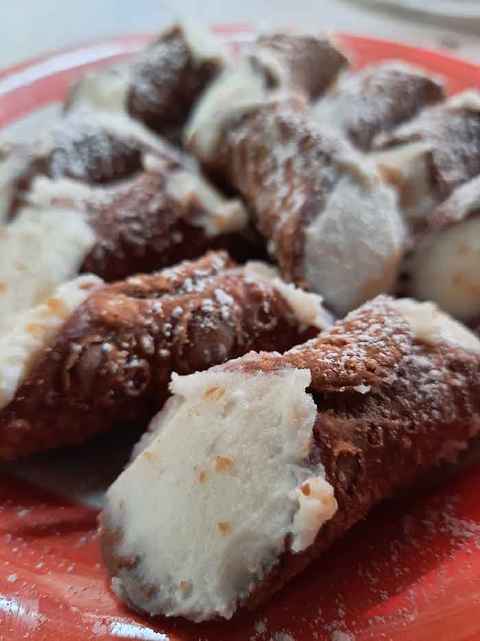 A plate of cannoli 