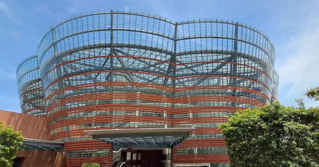 The Nelum Pokuna Theatre, a modern building inspired by the shape of a lotus lily (if you look at it from above)