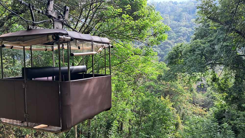 The small cable car to get to the Ella Jungle Resort leading through trees going across a ravine.