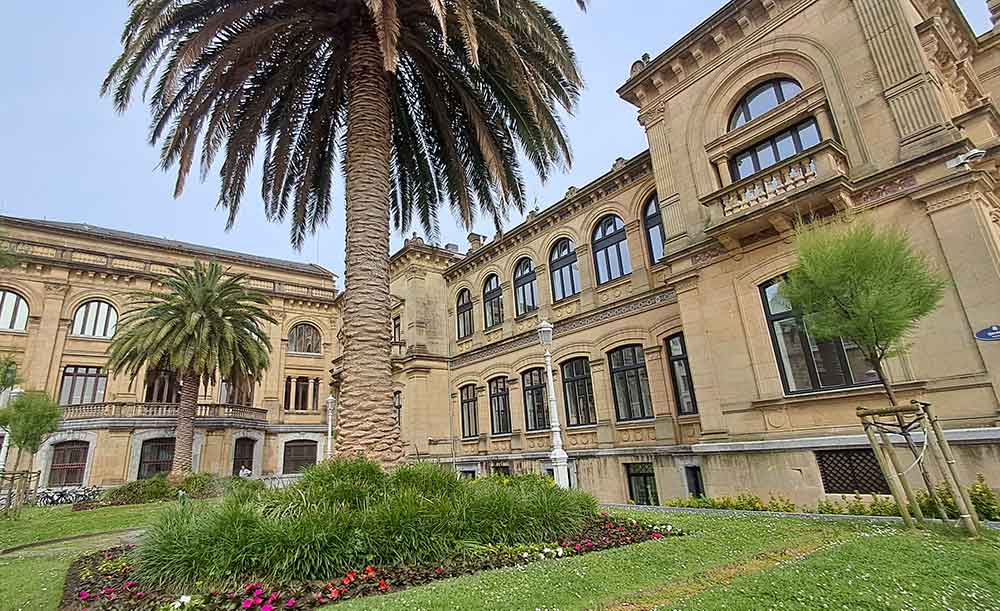 San Sebastian City Hall gardens with palmtrees and ornate early 1900s style building.