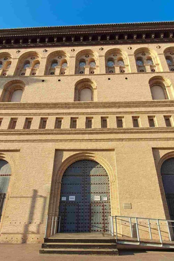 The fascade of La Lonja de Zaragoza. 