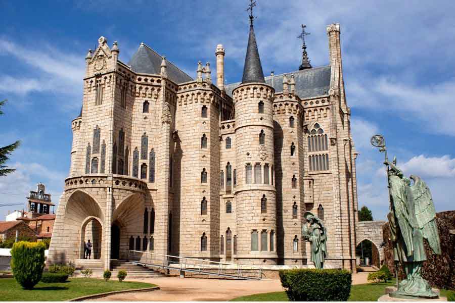 Episcopal Palace of Astorga, a fairy tale–like neo-Gothic building designed by Antoni Gaudí, featuring turrets, arches, and intricate stonework.