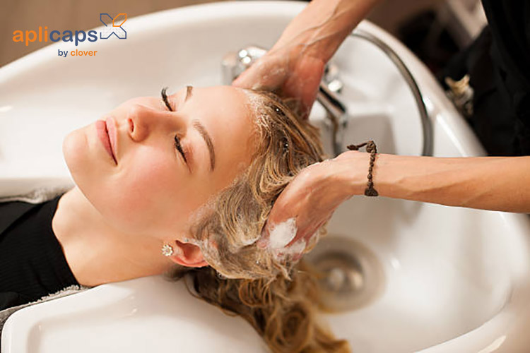 Bà bầu có nên gội đầu tiệm