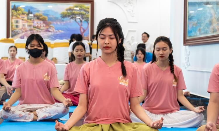 Các mẹ bầu được trải nghiệm các bài tập YOGA cùng HLV chuyên nghiệp