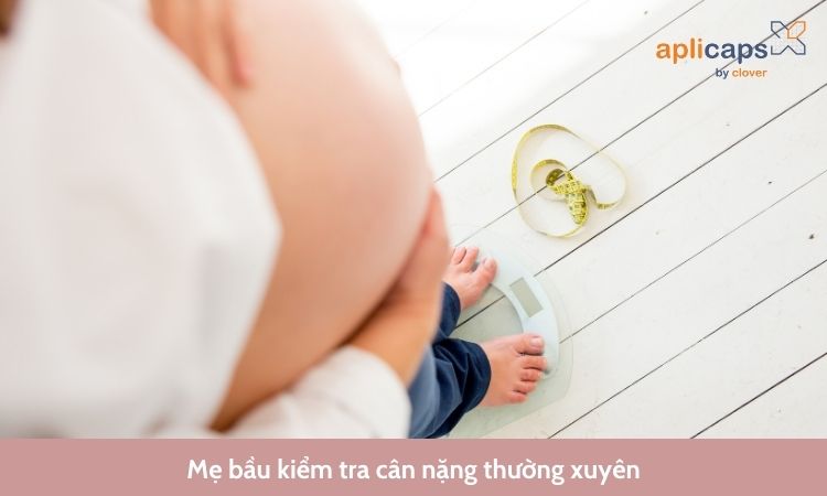 Mẹ bầu kiểm tra cân nặng thường xuyên để biết có đang tăng cân đúng cách không
