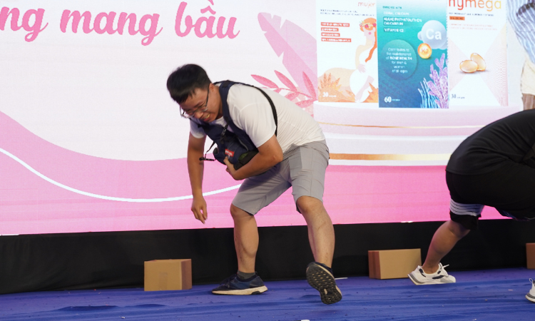Các bố được trải nghiệm cảm giác mang thai