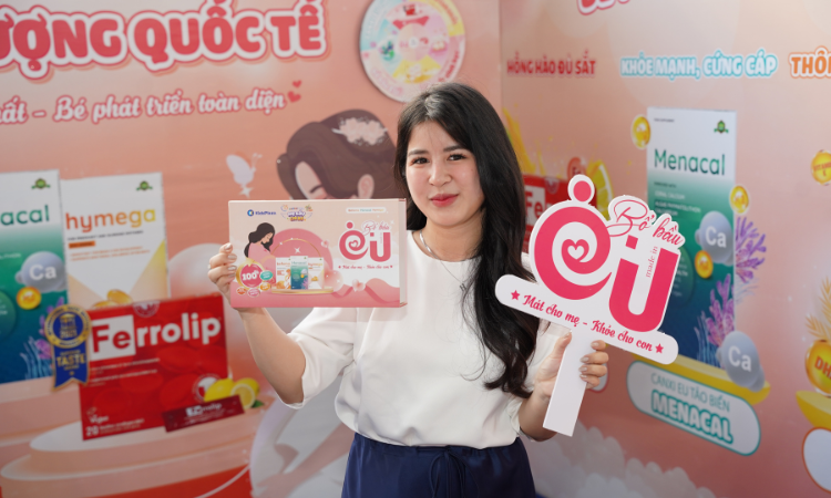 Gian hàng thu hút các mẹ bầu đến check - in nhận quà