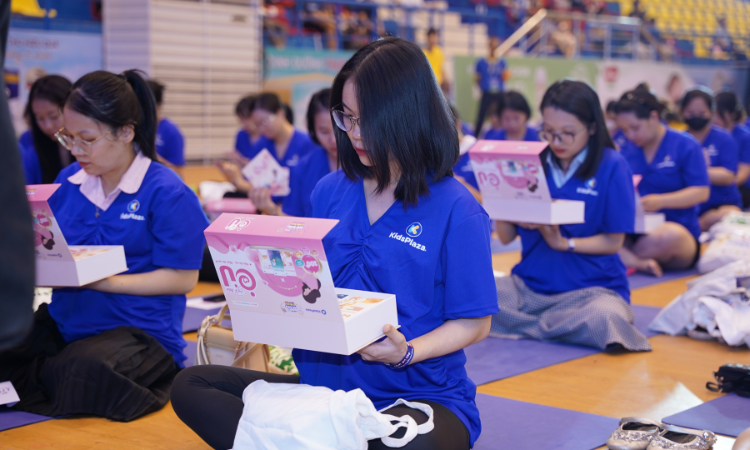 1 tỷ đồng quà tặng được trao cho các mẹ tham gia đồng diễn Yoga