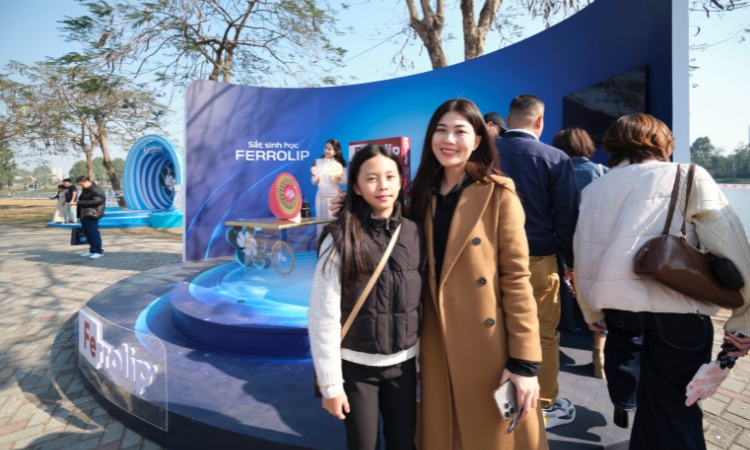 Khách hàng hào hứng tham gia trải nghiệm tại Proud Brand Day
