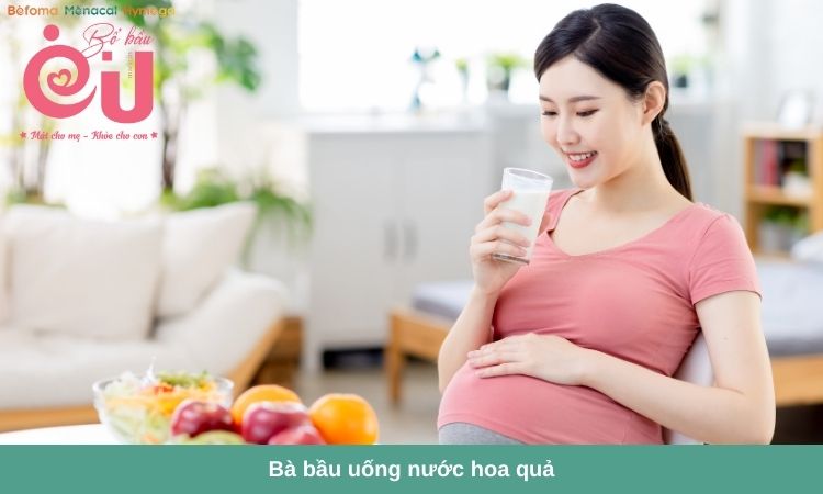 Bà bầu uống đủ nước để cân bằng nhiệt độ cơ thể.