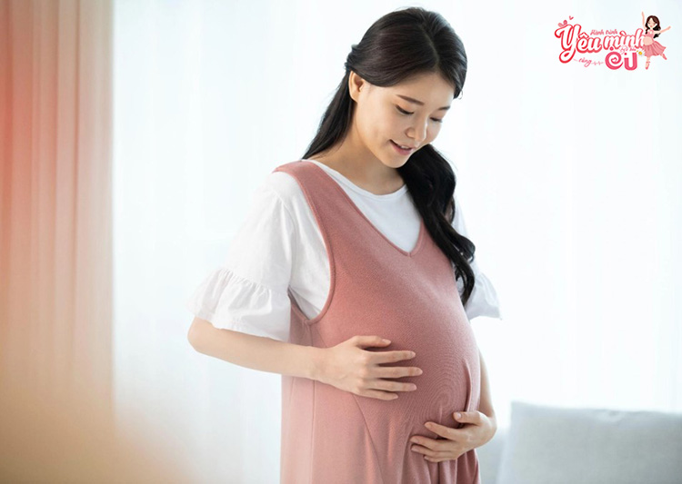 Đứng dậy đi lại nhẹ nhàng giúp mẹ bầu hạn chế đau lưng và phù nề
