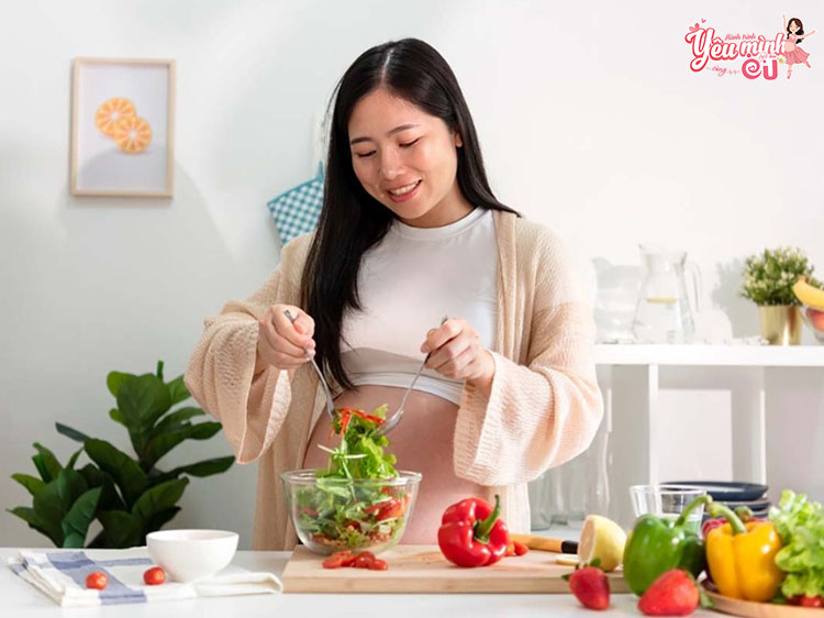 Mẹ bầu nên thực hiện chế độ ăn cân bằng, giàu vitamin và khoáng chất