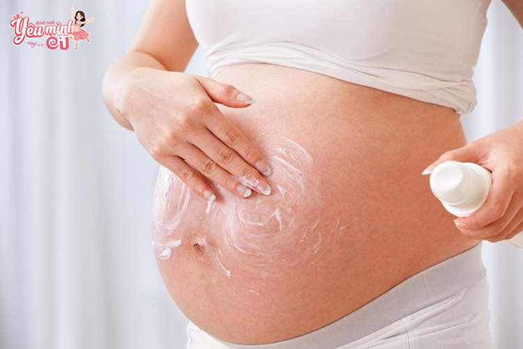 Mẹ nên thoa kem dưỡng ẩm an toàn, massage vùng bụng hoặc da bị rạn