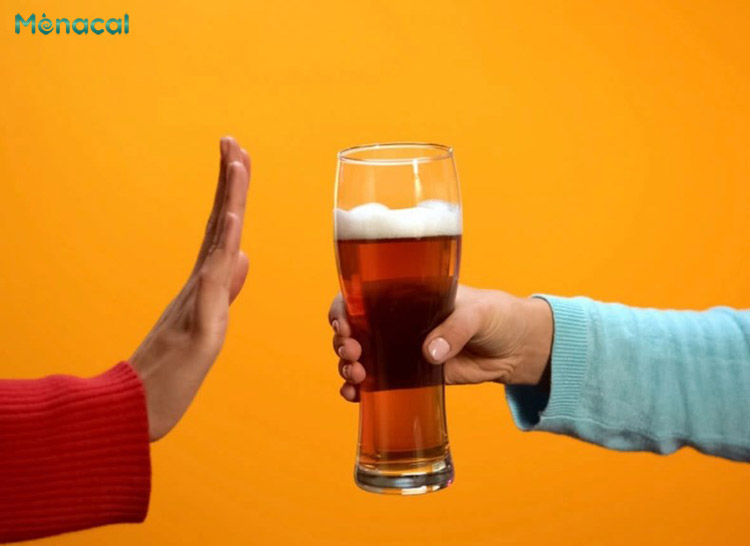 Tránh sử dụng rượu bia vì đồ uống này ảnh hưởng tiêu cực đến hệ thần kinh và giấc ngủ