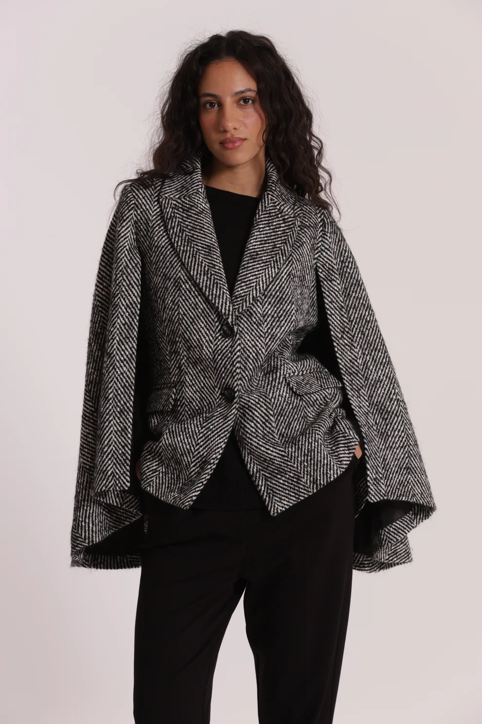 CAPA CON MANGAS DE ESPIGA Y FLOR EN EL CUELLO