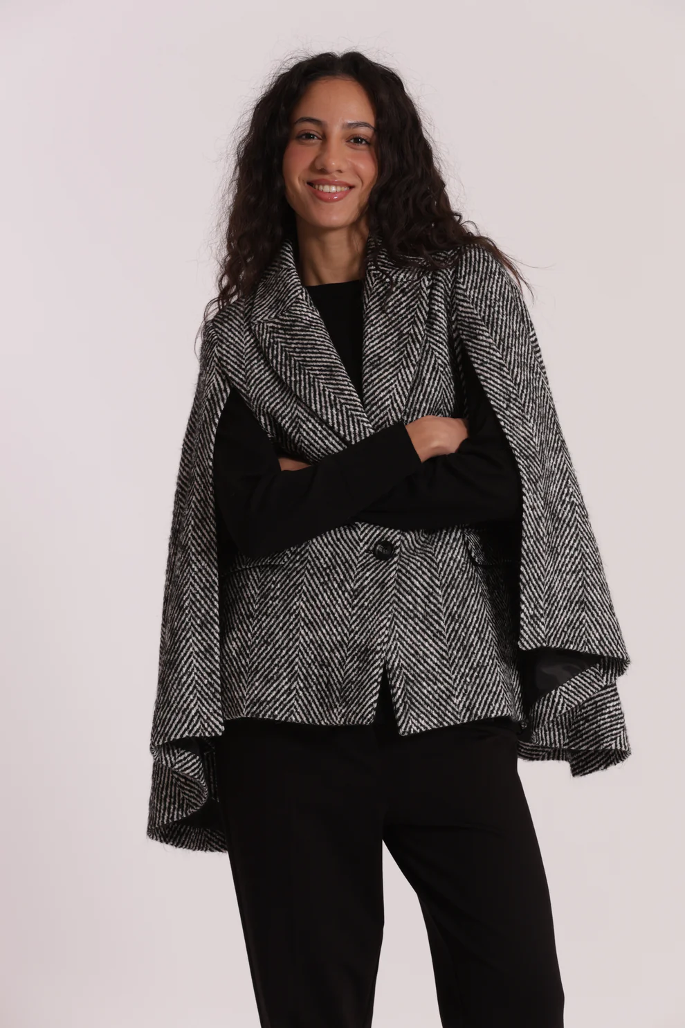 CAPA CON MANGAS DE ESPIGA Y FLOR EN EL CUELLO - Imagen 2