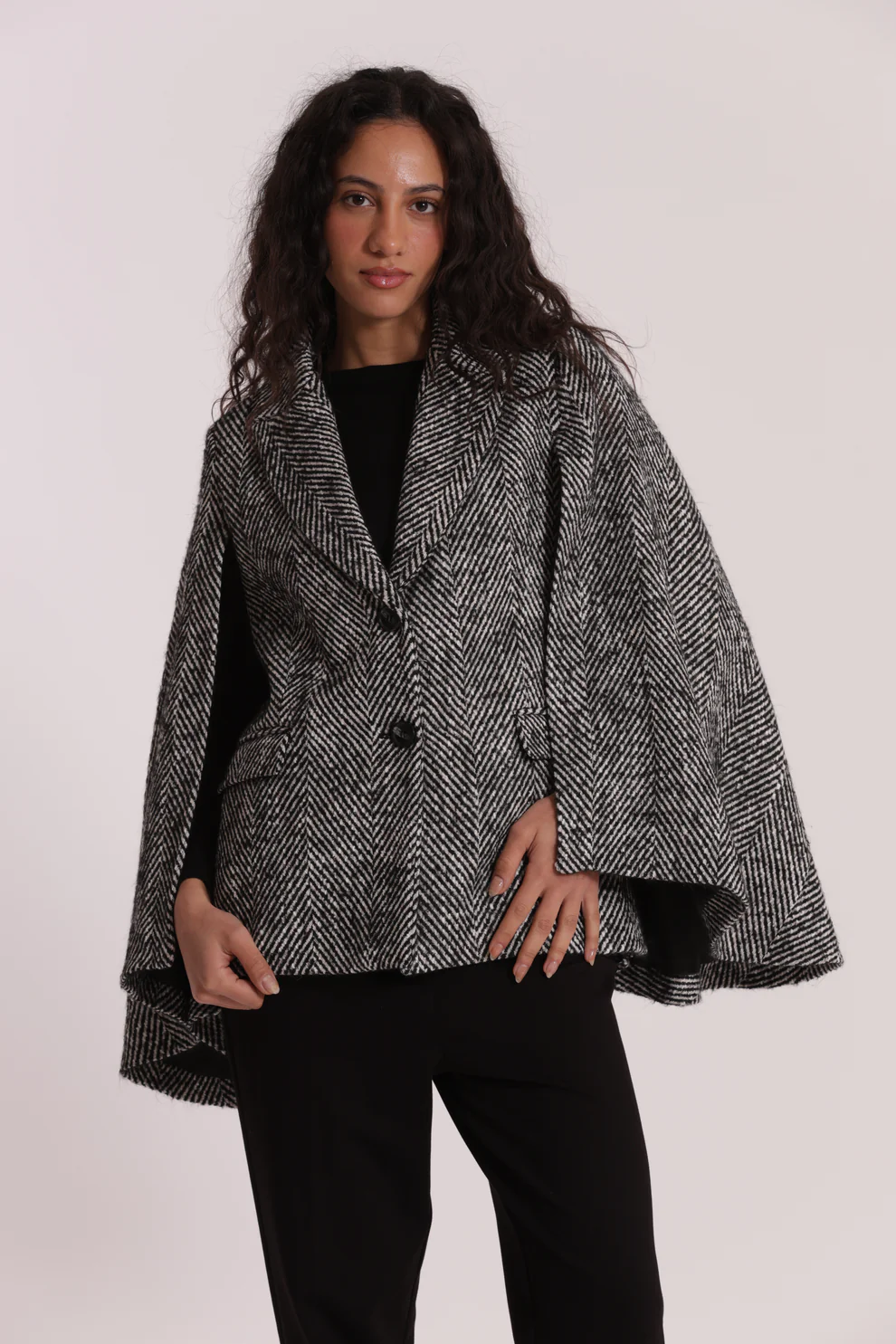 CAPA CON MANGAS DE ESPIGA Y FLOR EN EL CUELLO - Imagen 3