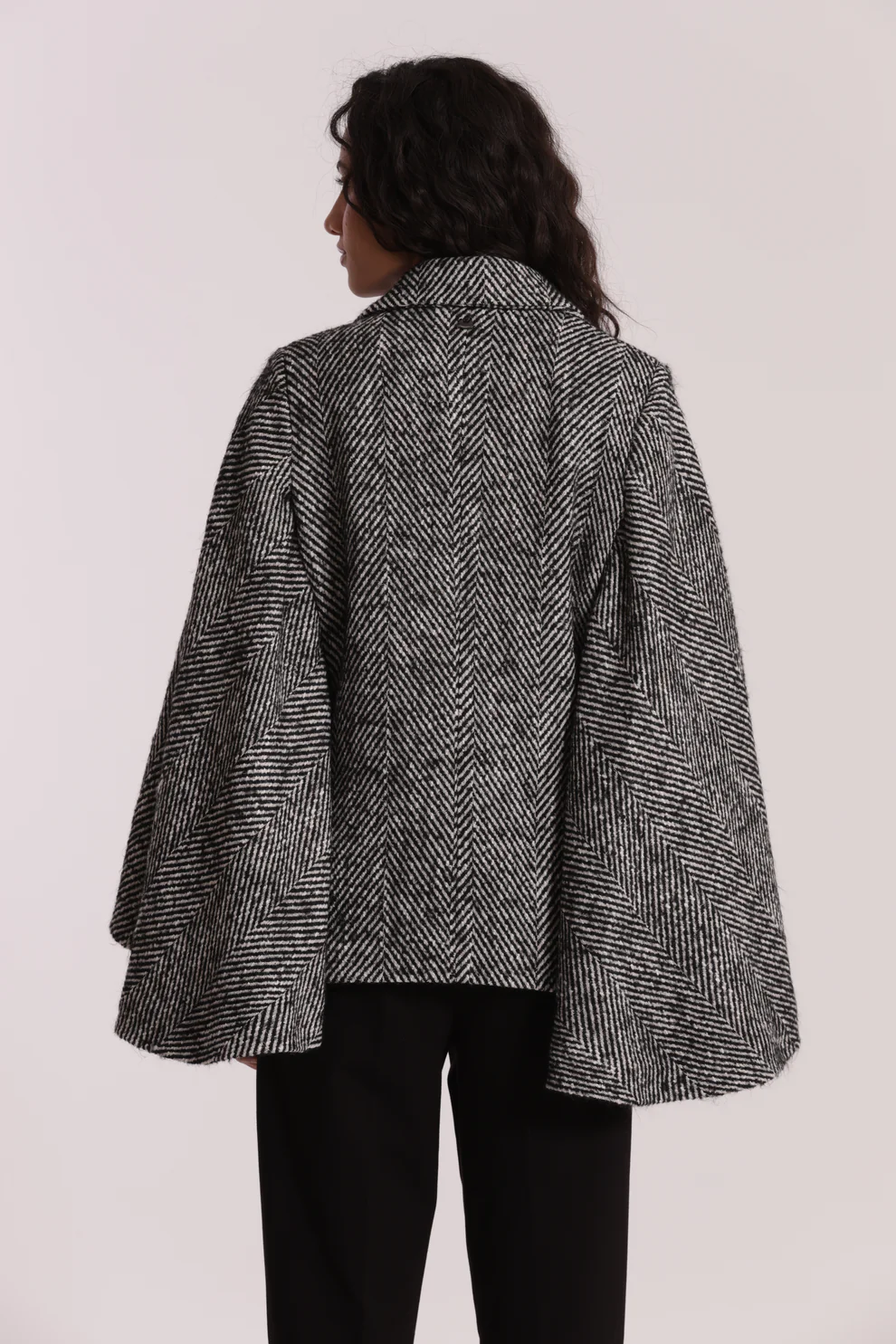 CAPA CON MANGAS DE ESPIGA Y FLOR EN EL CUELLO - Imagen 4