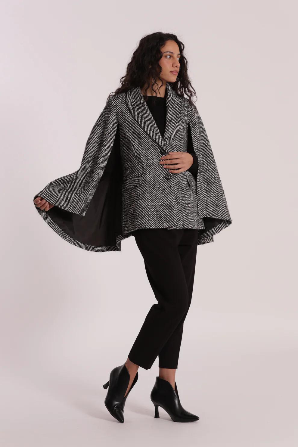 CAPA CON MANGAS DE ESPIGA Y FLOR EN EL CUELLO - Imagen 5