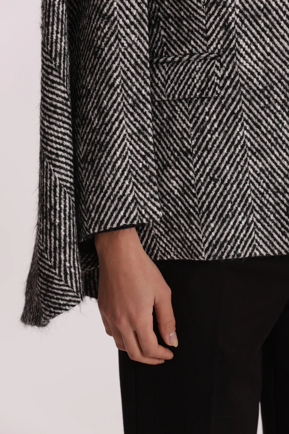 CAPA CON MANGAS DE ESPIGA Y FLOR EN EL CUELLO - Imagen 6