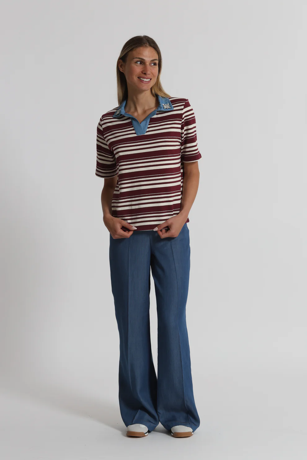 Pantalones largos de vaquero, cintura elástica en la espalda.