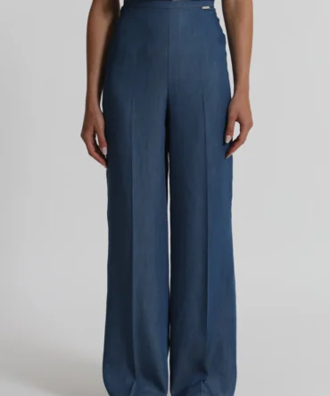 Pantalones largos de vaquero, cintura elástica en la espalda.