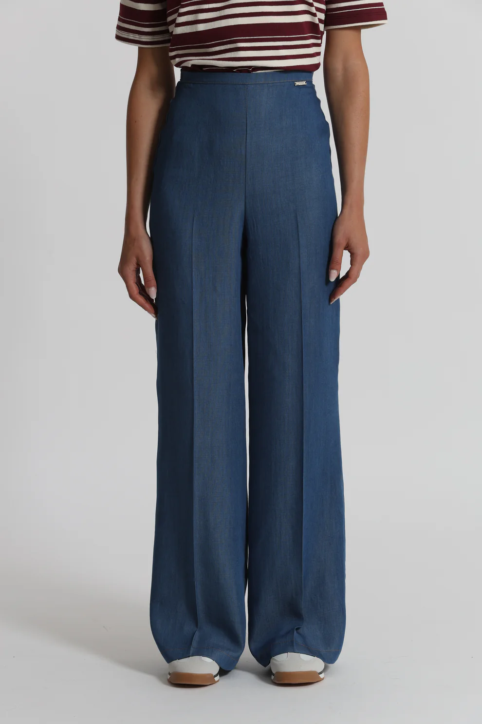 Pantalones largos de vaquero, cintura elástica en la espalda.