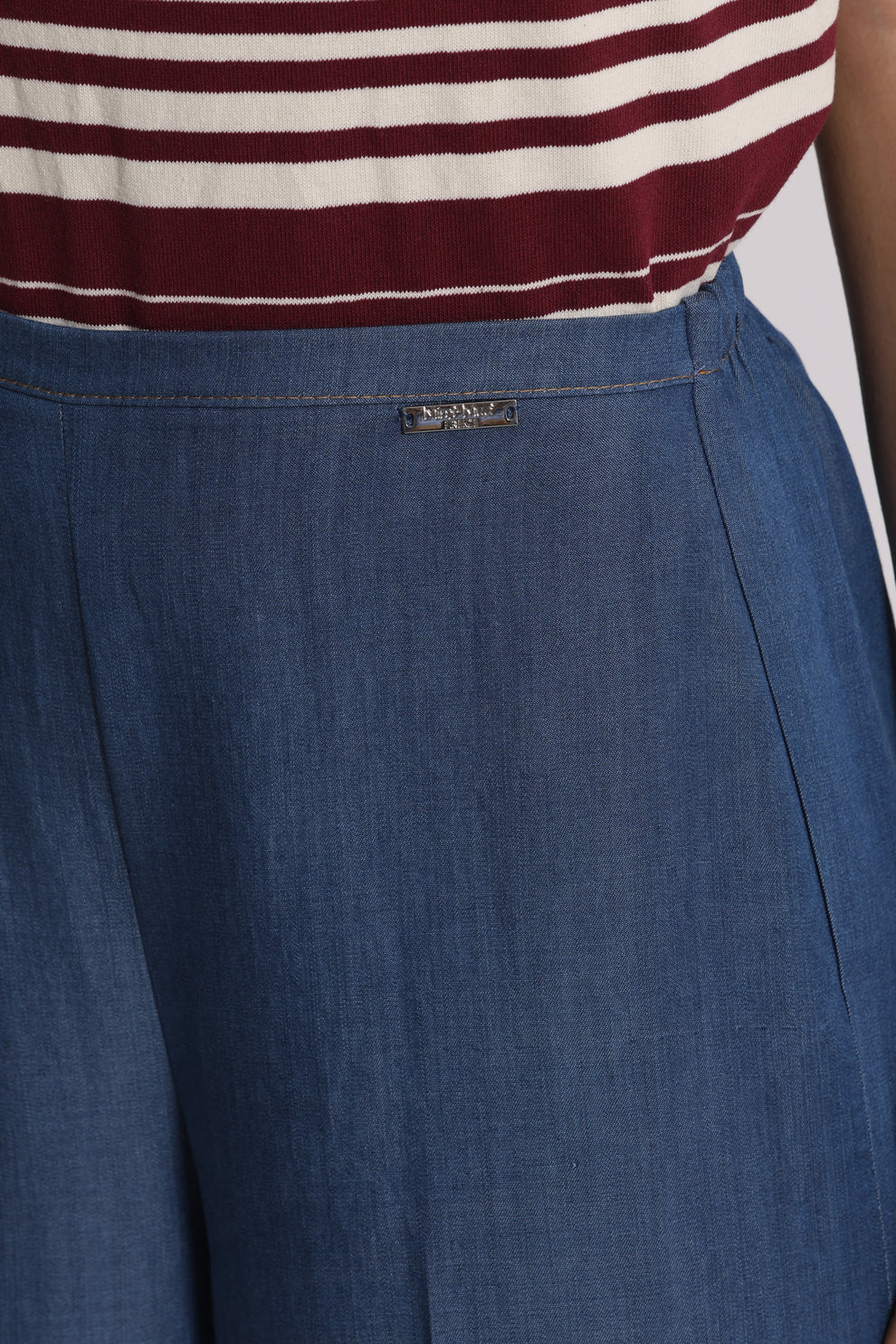 Pantalones largos de vaquero, cintura elástica en la espalda.