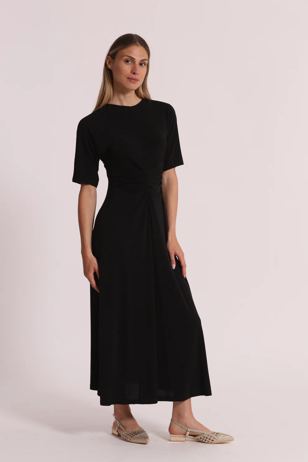 VESTIDO LARGO CON MANGAS TRES CUARTOS