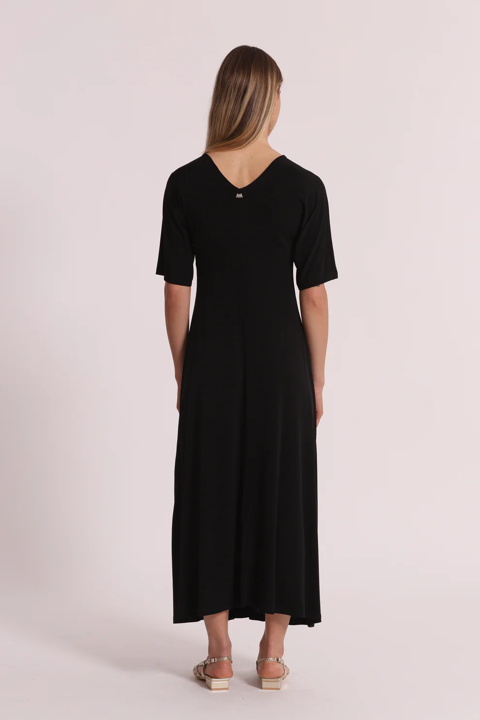 VESTIDO LARGO CON MANGAS TRES CUARTOS