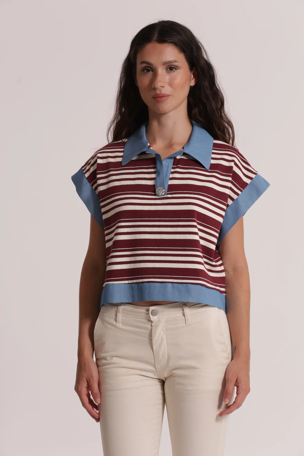 CAMISETA CON CUELLO DE RAYAS E INSERCIONES DE DENIM