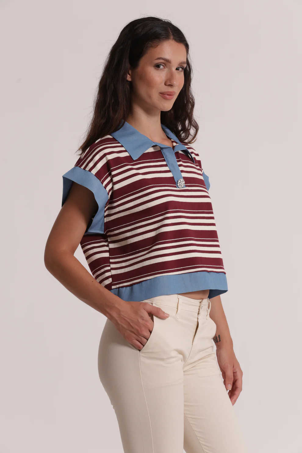 CAMISETA CON CUELLO DE RAYAS E INSERCIONES DE DENIM