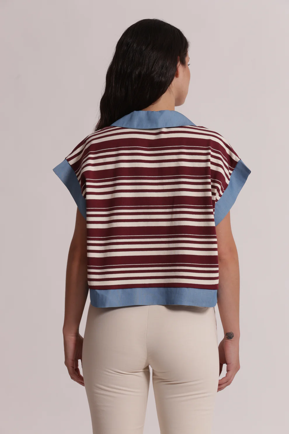 CAMISETA CON CUELLO DE RAYAS E INSERCIONES DE DENIM