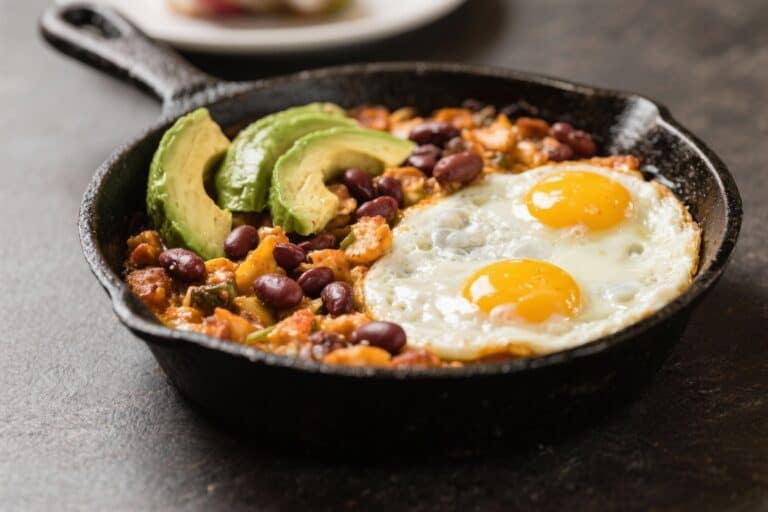 Southwest Breakfast Skillet With Eggs, Beans & Avocado – A Hearty, Flavor-Packed Start